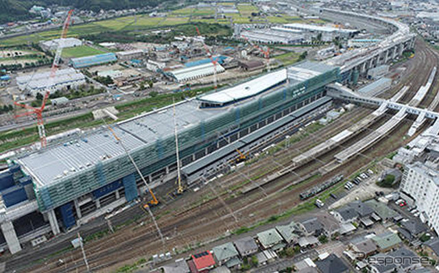 建設が進む北陸新幹線敦賀駅の高架橋(2022年10月)。同駅から先、新大阪への工事は環境アセスメントを実施できず、事実上の棚上げ状態となっているため、政府では前例がない前倒し予算を組み、少しでも着工の遅れをカバーする構えだ。