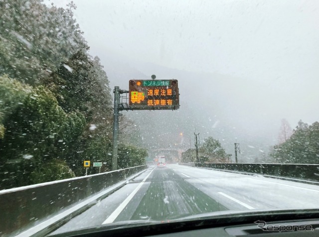 冬の高速道路ドライブ