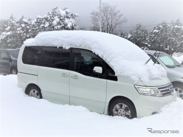 雪に埋もれた愛車