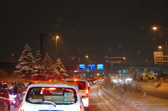 雪の中の渋滞