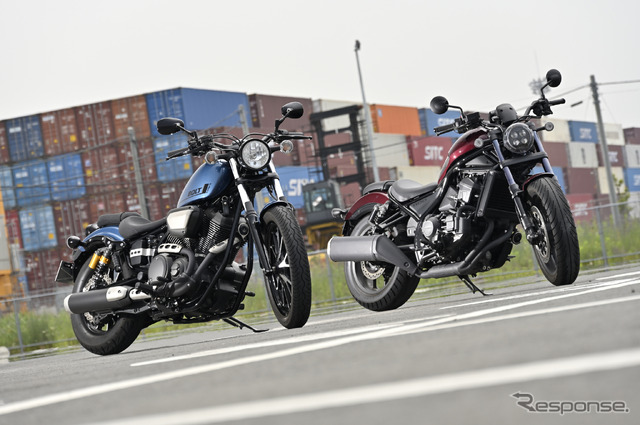 ヤマハ ボルト(左)とホンダ レブル1100(右)