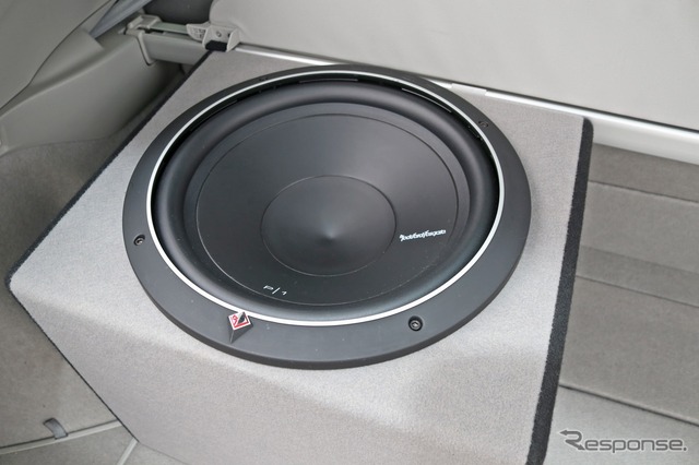 サブウーファーのユニットにはロックフォードのT1をチョイス。ディープバスケットで重低音再生が可能なパワフルユニットだ。