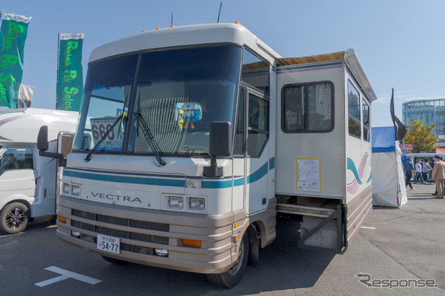 スライドアウト機構により、車体左側が外側に張り出し、車内スペースが拡大する仕組み。