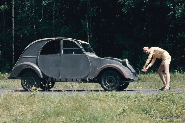 シトロエン2CV 1948年型か(1970年頃撮影、おそらく画像は左右反転)