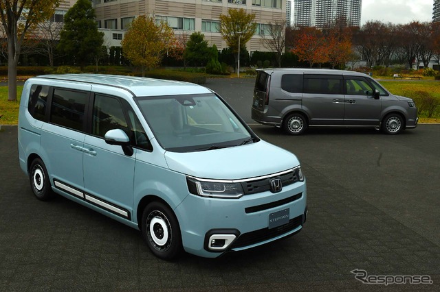 ホンダ ステップワゴン 純正アクセサリー装着車(左:AIR、右:SPADAA)