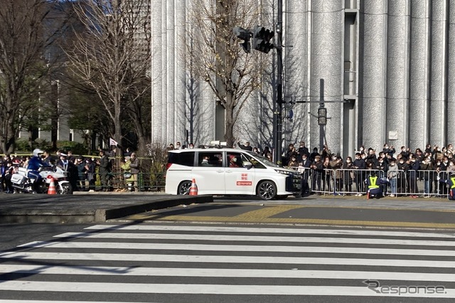 トヨタ・ノア（東京駅八重洲南口、鍛冶橋交差点）