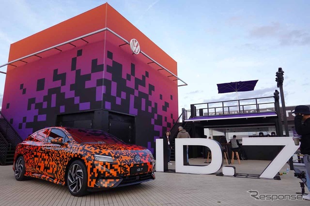 1月3日にお披露目されたフォルクスワーゲンの新型EV「ID.7」のカモフラージュ版
