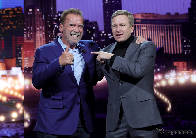 俳優のアーノルド・シュワルツェネッガー氏(左)とBMWグループのオリバー・ツィプセCEO(右)