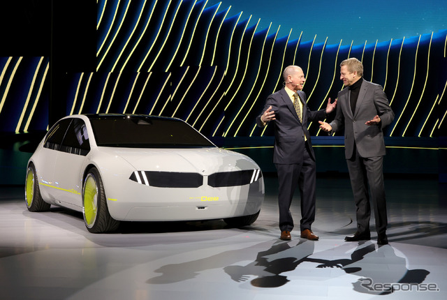 Consumer Technology Associationのゲーリー・シャピロCEO(左)とBMWグループのオリバー・ツィプセCEO(右)