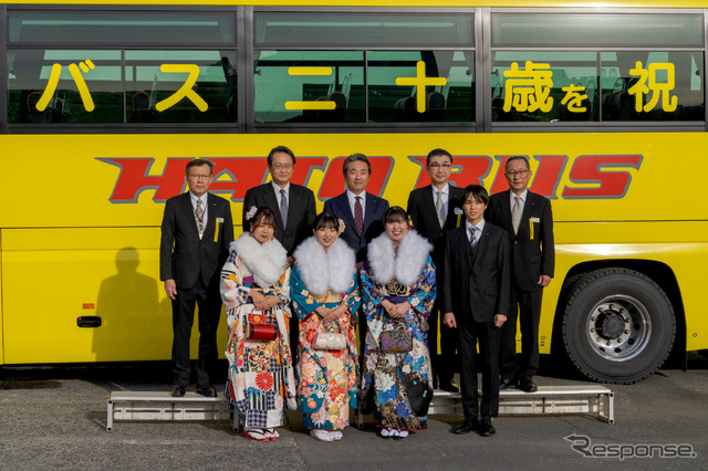 代表取締役社長 塩見清仁氏（上段右から2番目）も参加し記念撮影。