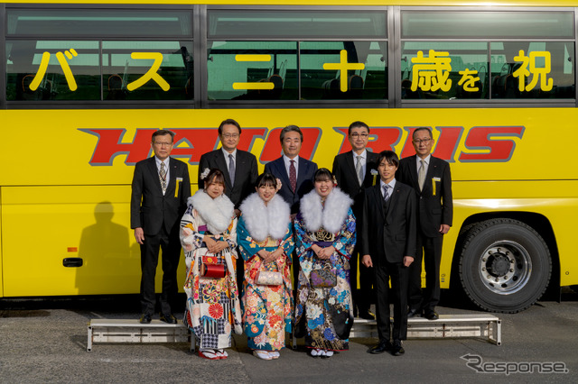 代表取締役社長 塩見清仁氏(上段右から2番目)も参加し記念撮影。