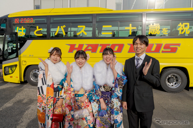 左からバスガイドの水谷海憂さん、緒方朱里さん、中務晴花さん、整備士の大岩辰也さん。