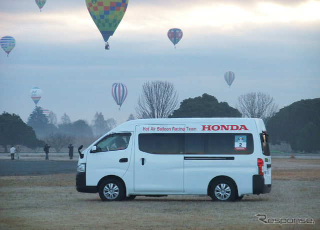地上クルーはランディングポイントに車で向かい、熱気球を収容する。