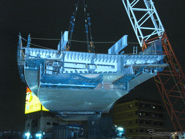 ［写真蔵］まるで宇宙戦艦?! 大規模クレーン架設工事…首都高大橋JCT