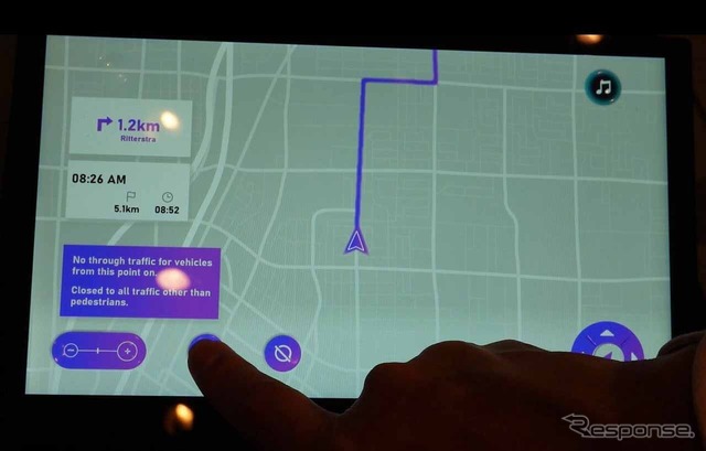 ディスプレイ上に凹凸を設け、押し具合によって異なった機能を発揮できる