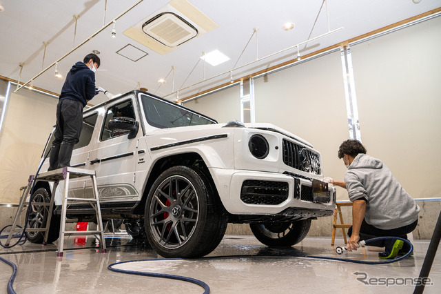 傷の状態を確認しながら丁寧な洗車がされていた