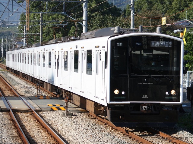 筑肥線・唐津線の305系電車。デマンドレスポンスによる電力供給は筑肥線・福吉駅（福岡県糸島市）と唐津線・西唐津駅（佐賀県唐津市）との間で2024年3月まで実施する。