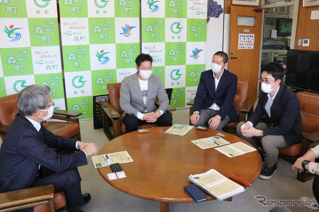 森町の町長(左)へ訪問した時の様子
