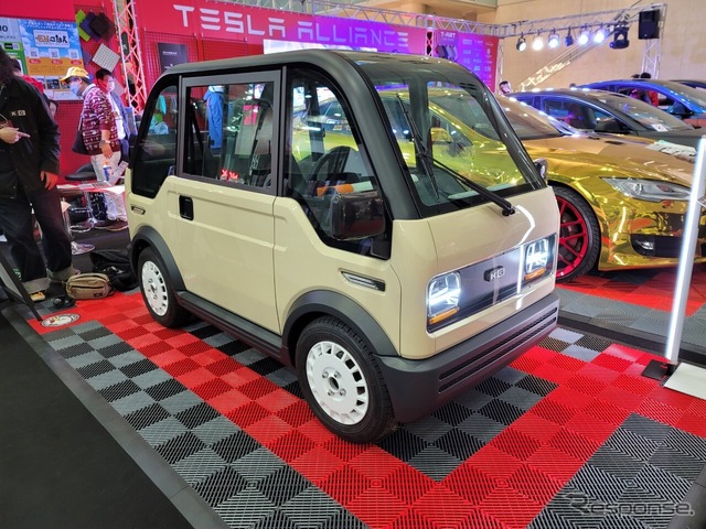 KGモーターズ ミニマルモビリティコンセプト(東京オートサロン2023)。斜め前からみた展示車