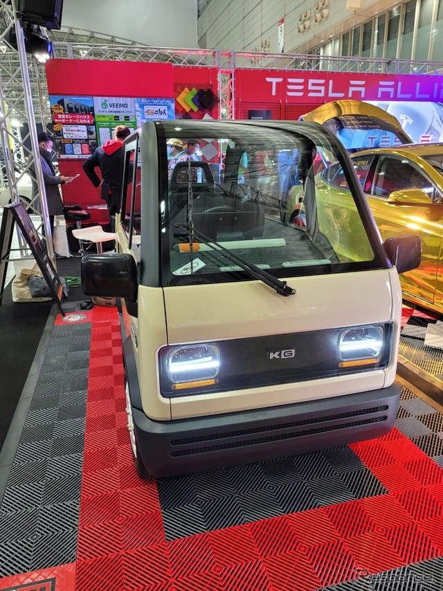 KGモーターズ ミニマルモビリティコンセプト(東京オートサロン2023)。ほぼ正面からヘッドライトが見える状態