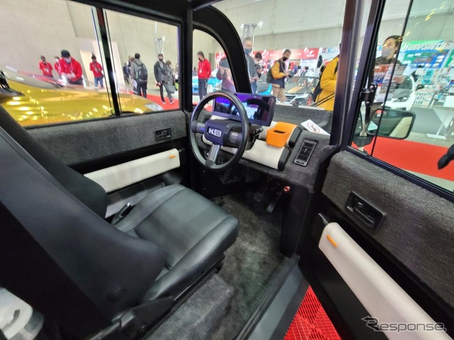 KGモーターズ ミニマルモビリティコンセプト(東京オートサロン2023)。一人乗りでドアも大きいため昇降は楽ちん