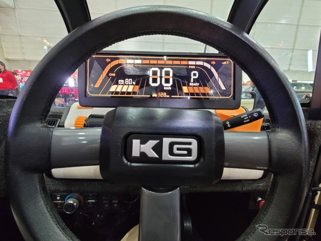 KGモーターズ ミニマルモビリティコンセプト(東京オートサロン2023)。正面の液晶ディスプレイがメーターとなる