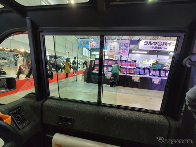 KGモーターズ ミニマルモビリティコンセプト(東京オートサロン2023)。サイドウィンドウは手動の引き戸になっている