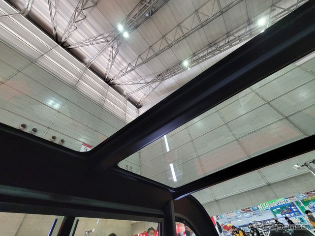 KGモーターズ ミニマルモビリティコンセプト(東京オートサロン2023)。室内から天井を見上げたところ