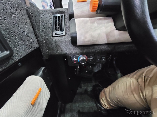 KGモーターズ ミニマルモビリティコンセプト(東京オートサロン2023)。運転席の足元