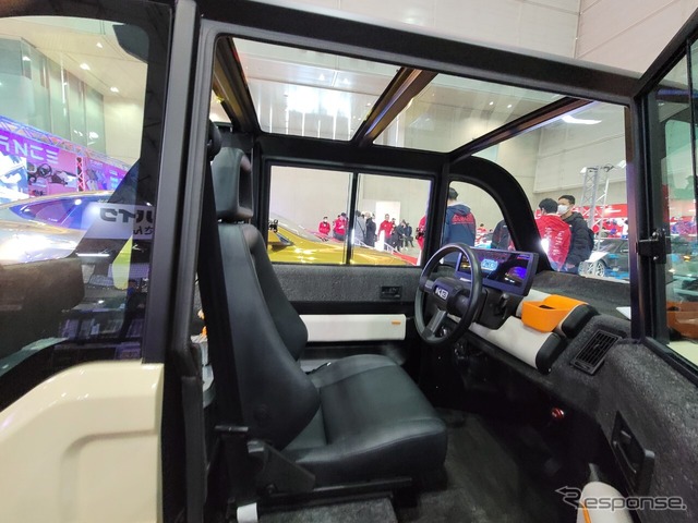 KGモーターズ ミニマルモビリティコンセプト(東京オートサロン2023)。ドアを開けて運転席を見る