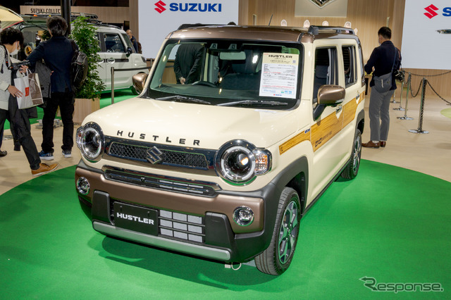 ハスラーの特別仕様車『ハスラー JスタイルⅡターボ』を展示。こちらは特別設定色のシフォンアイボリーメタリックウッディブラウン2トーンにオプションのナチュラルスタイルサイドデカールを貼り付けたモデル。