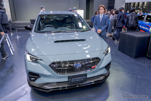 開発副本部長の高津氏とレヴォーグSTI スポーツ#のプロトタイプ。