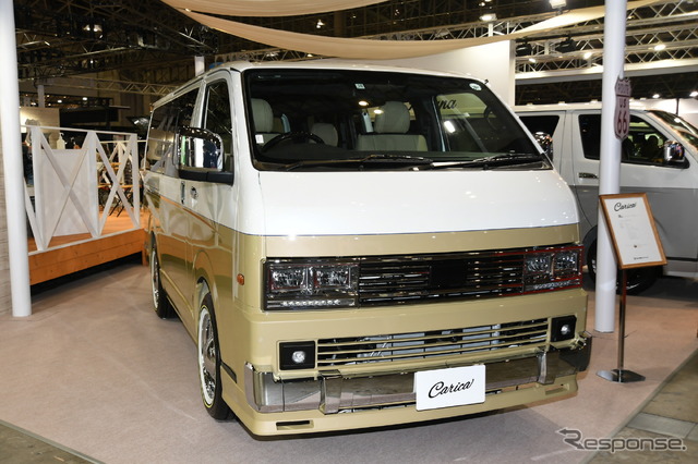 アルパインスタイル Carica USスタイル(東京オートサロン2023)。ボディカラーはホワイトパールクリスタルシャイン×サンドベージュ
