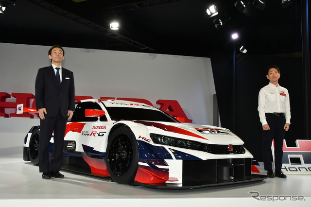 ホンダ・レーシングの渡辺康治社長(右)とホンダ商品ブランド部の篠原邦治部長