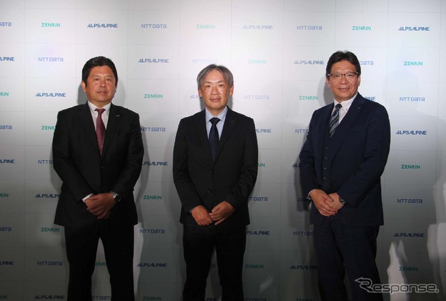 アルプスアルパイン 執行役員 インフォテイメント&サウンド事業担当 兼 アルパインブランド担当の渡辺好勝氏、NTTデータ 公共統括本部 社会基盤ソリューション事業本部 ソーシャルイノベーション事業部 スマートビジネス統括部長の磯 尚樹氏、ゼンリン 常務執行役員 事業統括本部長の藤澤秀幸氏(左から)
