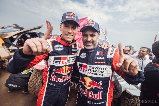 四輪総合優勝を飾ったトヨタのナッサー・アルアティア(右/左はコ・ドライバーのマシュー・ボーメル)。