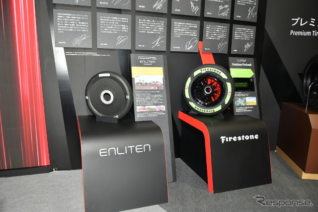 革新的なタイヤ技術ENLITENを搭載したソーラーカー用タイヤと「NTT INDYCAR SERIES」向けのグアユール由来の天然ゴムを使用したレーシングタイヤ（東京オートサロン2023）