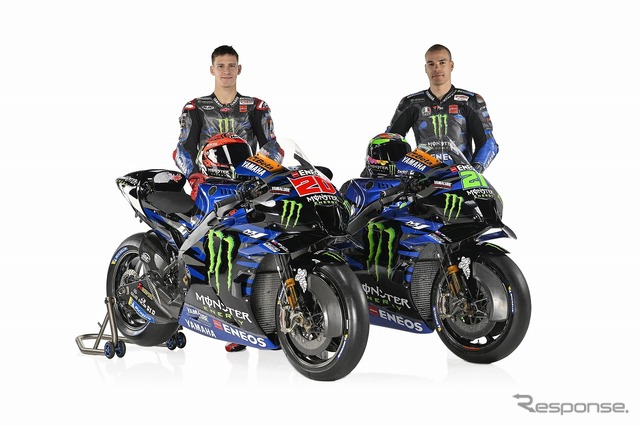 モンスターエナジーヤマハMotoGPの2023年型『YZR-M1』とファビオ・クアルタラロ選手(左)/フランコ・モルビデリ選手(右)