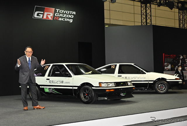 豊田章男社長とAE86ベースのBEVと水素エンジン車(東京オートサロン2023)