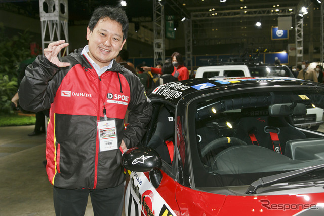 D-SPORT RACINGドライバーの相原泰祐氏(ダイハツブース/東京オートサロン2023)