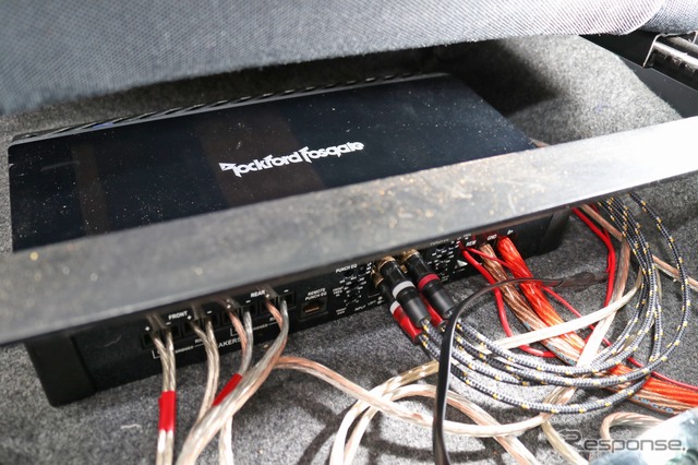 シート下にはフロントスピーカー用のパワーアンプであるロックフォードのP400-4をコンパクトにインストールしている。