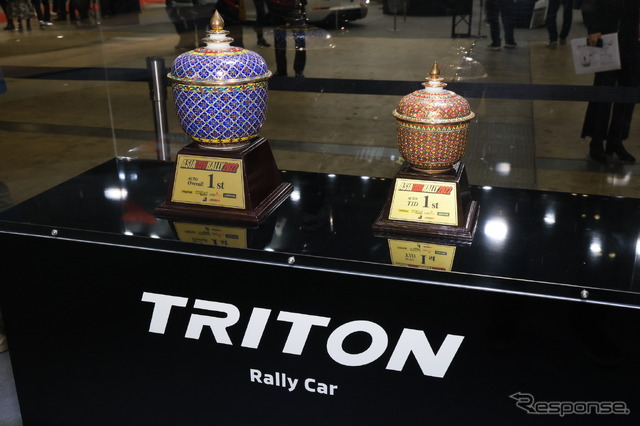三菱 トライトン ラリーカーが制したアジアクロスカントリーラリーのトロフィー(東京オートサロン2023)