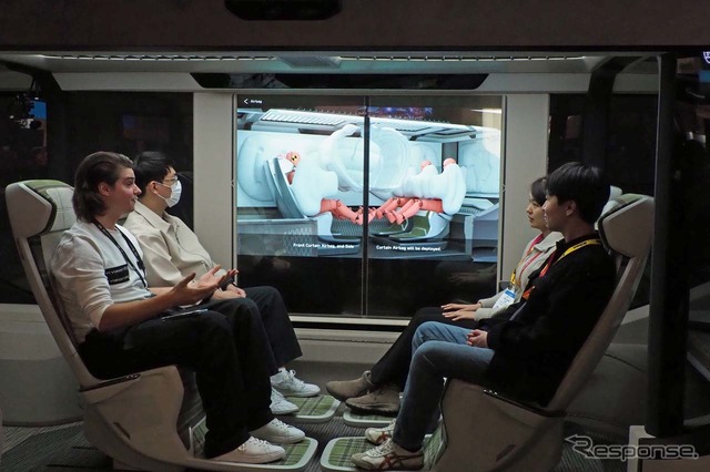 現代モービスの『M.ビジョンHI』(CES 2023)。緊急時は天井からエアバッグが降りてくる