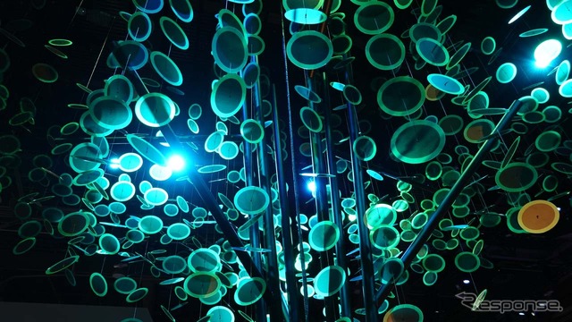 982枚のペロブスカイト太陽電池のセルで構成された「ペロブスカイトTREE」(パナソニック/CES 2023)