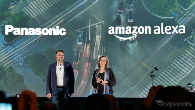 CarPlayとAlexaの共存により使い勝手を高めた。写真はPanasonic Automotive Systems AmericaのAndrew Poliak氏（左）とAmazonのArianne Walker氏（パナソニック/CES 2023）