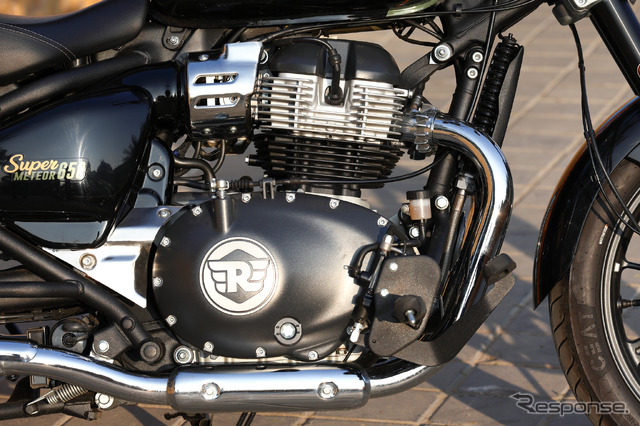 空冷648ccSOHCパラレルツインエンジンは、47ps/7250rpmを発揮。270度クランクを採用する不等間隔爆発で、気持ちよさとトラクションの良さだけでなく、スペック以上の力強さを約束する