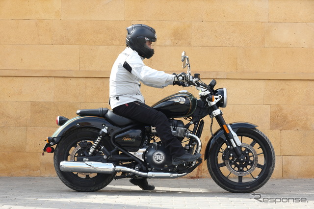 身長165cm/体重65kgのポジション。小柄なライダーには少し大柄に感じるが走り出すとリラックスできる。装備重量241kgは、排気量にしては重め