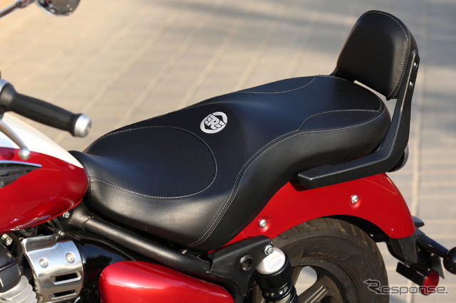 スーパーメテオ650ツアラーのシートはライダー部分もコンフォートな仕様。パッセンジャー部分にはシーシーバーを装備。今回はカメラマンを乗せて走ったが、シーシーバーはかなり頼れるし疲労感も少ないとのこと