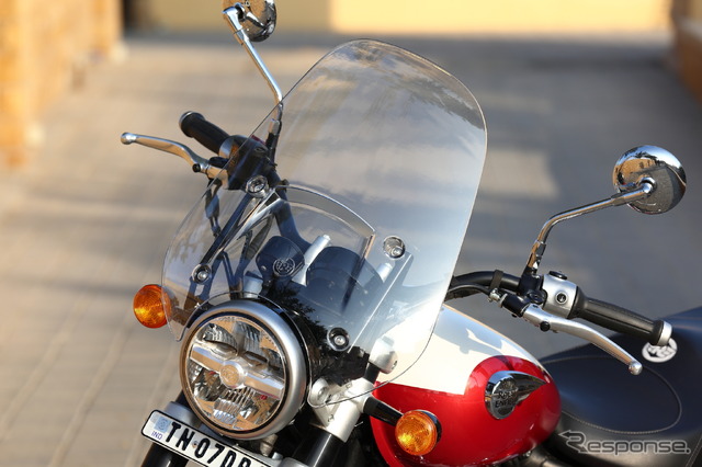 スーパーメテオ650ツアラーの巨大なウインドシールド。かなりの速度域でもライダーは走行風に耐えなくて済むのが嬉しい