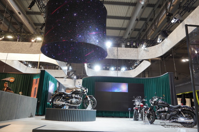 メテオとは流星という意味。EICMA2022のロイヤルエンフィールドのブースのスーパーメテオ650の上部には、星空をイメージしたオブジェが吊られていた